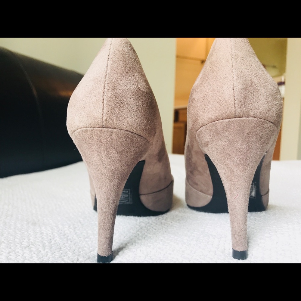 Brand new Moda high heel shoe